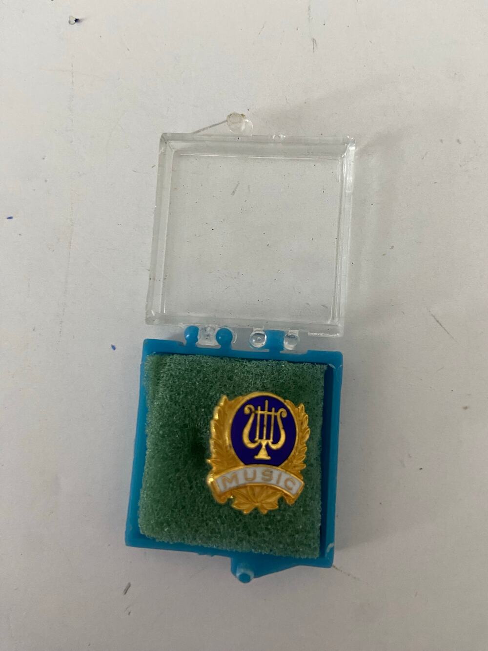 Music pin